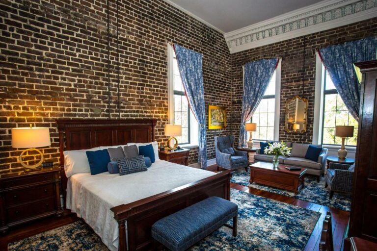 12 Haunted Hotels In Savannah GA That Will Creep You Out! - Southern ...