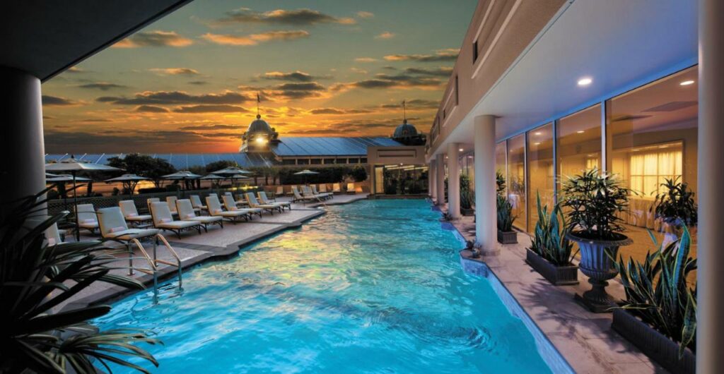 photo of the rooftop pool at sunset at Windsor court hotel in New Orleans 