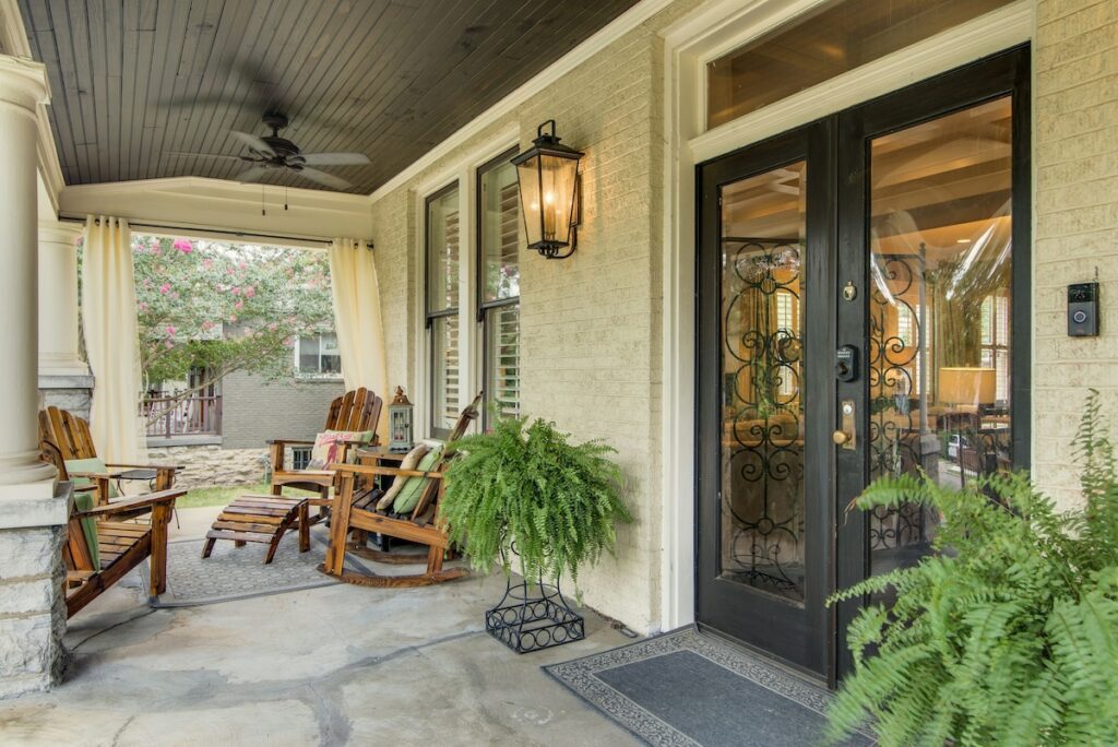 This historic inn shows comfortable patios and a great front door-- it is almost more of a bed and breakfast than a hotel when considering where to stay in Nashville. 