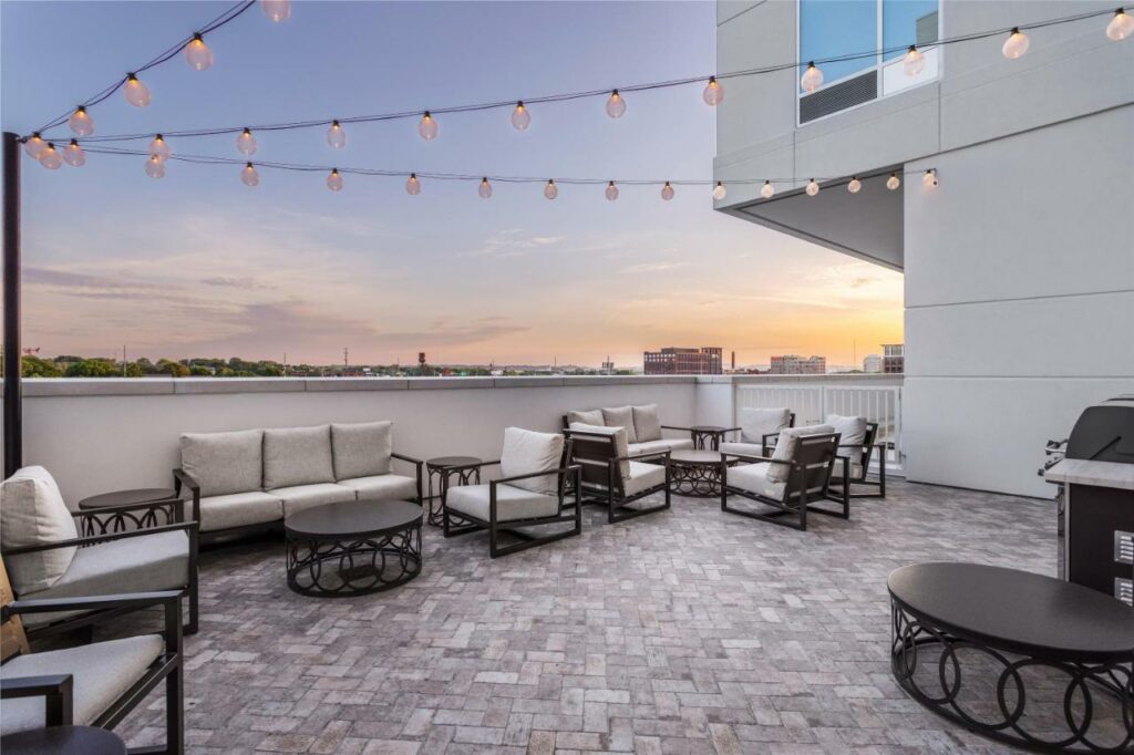 The rooftop views of towneplaces suites makes it one of the places where to stay in Nashville because the sunset at night cannot be missed, as seen in this photo. Pull up a soft, cushioned chair and take in the view! 