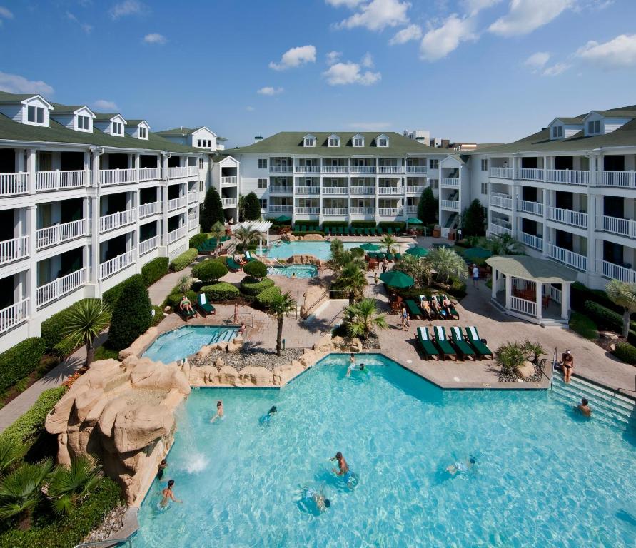 2 big outdoor pools with hot tubs and children playing at a hotel in Virginia Beach 