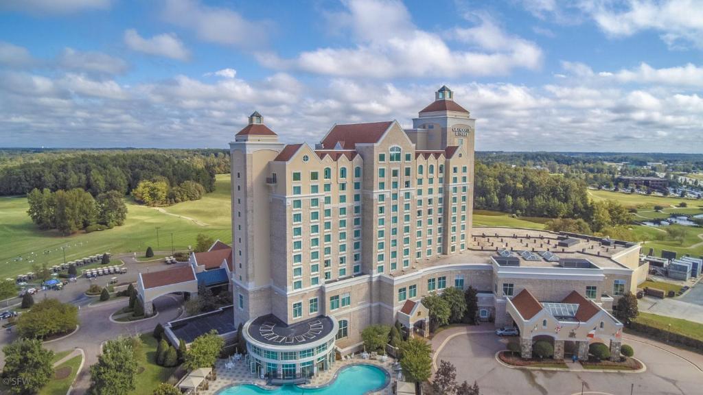 The beautiful site of the Grandover resort golf and spa hotel during the day. This is one of the resorts in NC to stay at. 