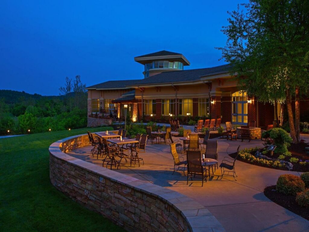 The MeadowView Marriott Resort features a stunning outside patio and terrace-- one of the best ones of resorts in Tennessee-- where you can sit, relax, overlook the mountains, and even roast marshmallows over a pit.