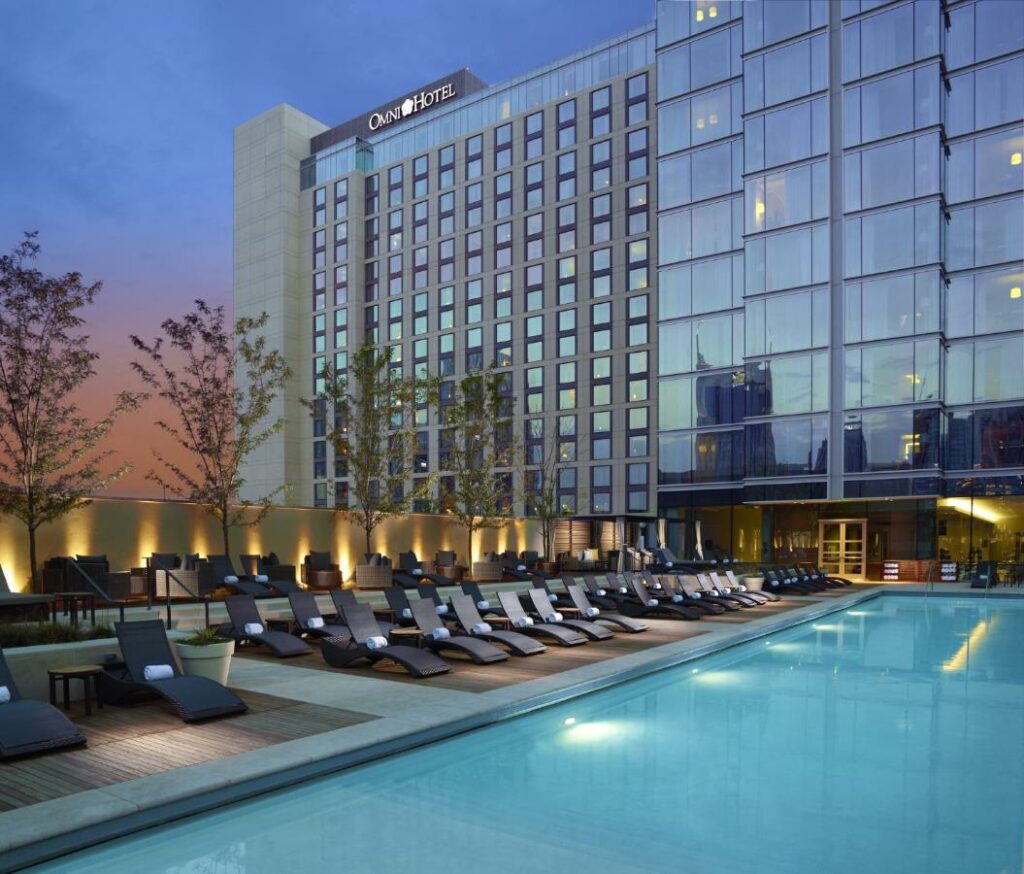 The Omni is one of the best resorts in Tennessee, specifically in Nashville, and it stands out for its minimalist design with large glass windows, an infinity like pool and more! 