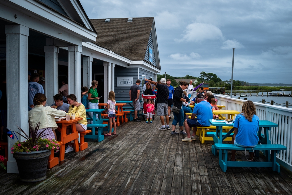 outdoor restaurants in duck on the water with lots of guests around. 