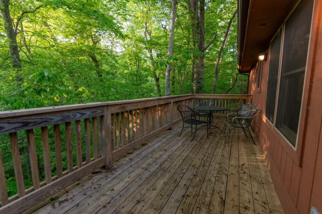 A picture of the uncovered balcony at the Cumberland Falls resort, the balcony is high up and almost makes you feel like you're in the treetops