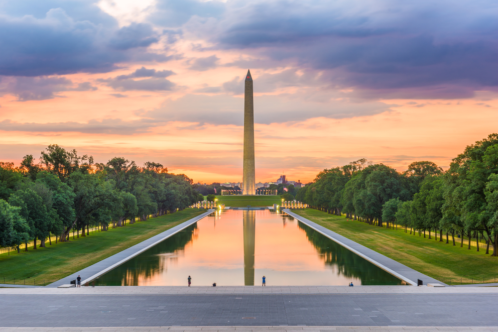 The Washington monument and pond in the beautiful sunrise 