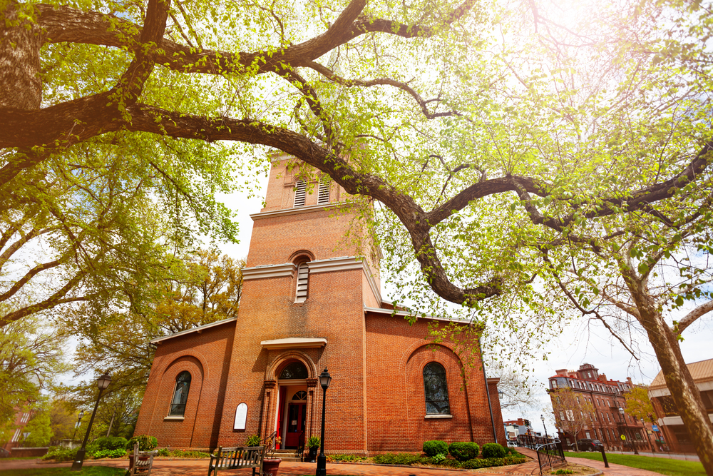 a brick church, photo taken from underneath a tree in front of the church on a sunny day, st. annes church, among best things to do in annapolis