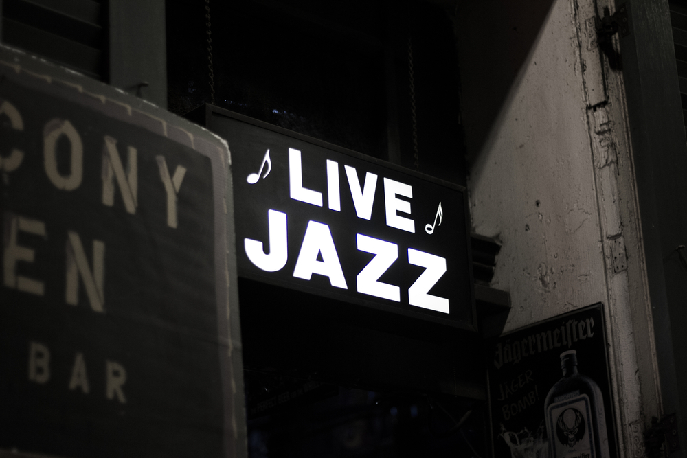 A lit up sign on a street at night that just says 'Live Jazz'