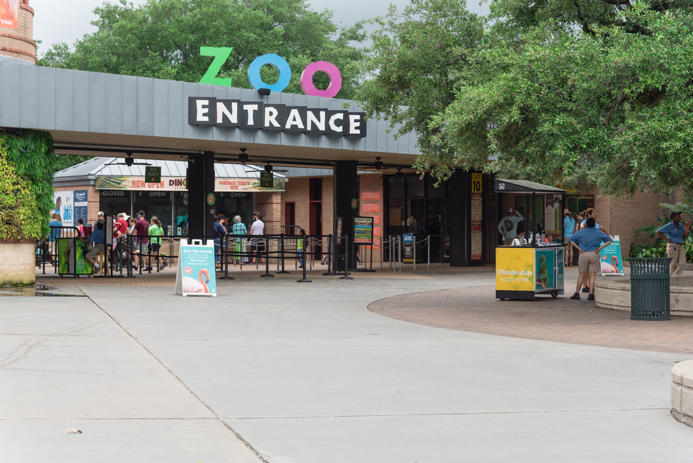 The entrance to Houston Zoo, one of the best things to do with kids in Houston TX. 