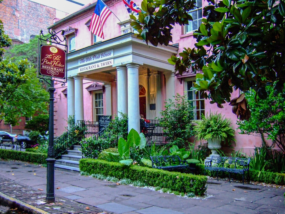 the famous pink house restaurant in Savannah GA 