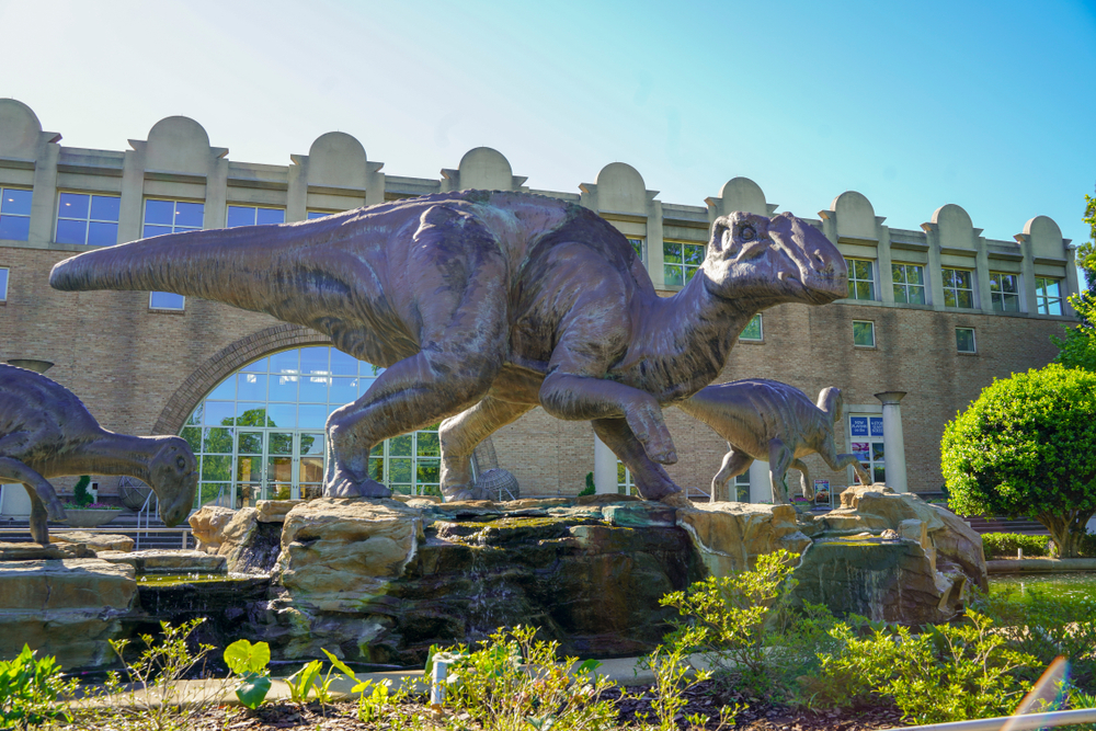 Facade of Fernbank Museum of Natural History in Atlanta with lifesize dinasaurs 