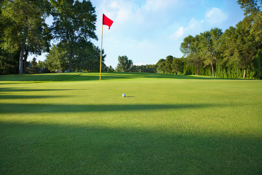 Wide open fairways and a red flag at this golf hole at one of the best golf courses in Georgia