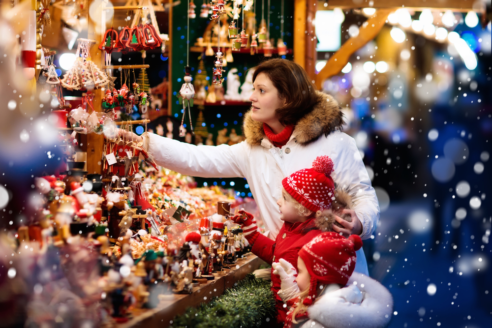 In Nashville in Christmas, keep an eye out for markers as this mother and daughter did: they found hand crafted toys at this stall! 