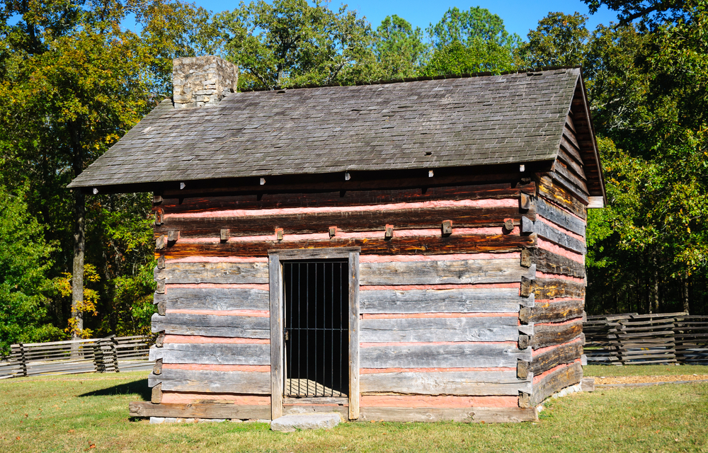 a cabin located at the Chickamauga Battlefield, the largest of the Civil War battlefields in Georgia on a sunny day, surrounded by trees 