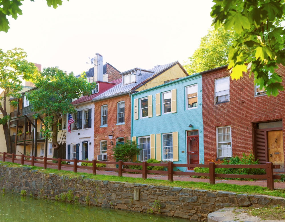 a row of historic homes in old town Alexandria Washington dc on a canal,places in the South USA that look like Europe, on a bright day, one of the best places in the South USA that look like Europe