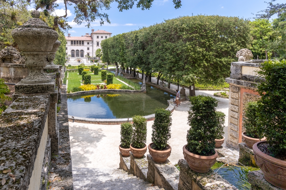 one of the best places in the South USA that look like Europe, a famous museum that has italian influence, a staircase leads you down to a garden that stretches to a large building in the background 